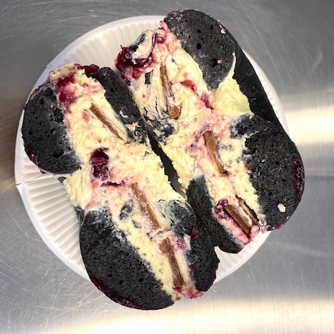 NEW NEW YORK CLUB BAGEL & SANDWICH SHOP 麻布十番店の「『デッド・ドント・ダイ』ベーグルサンド」。