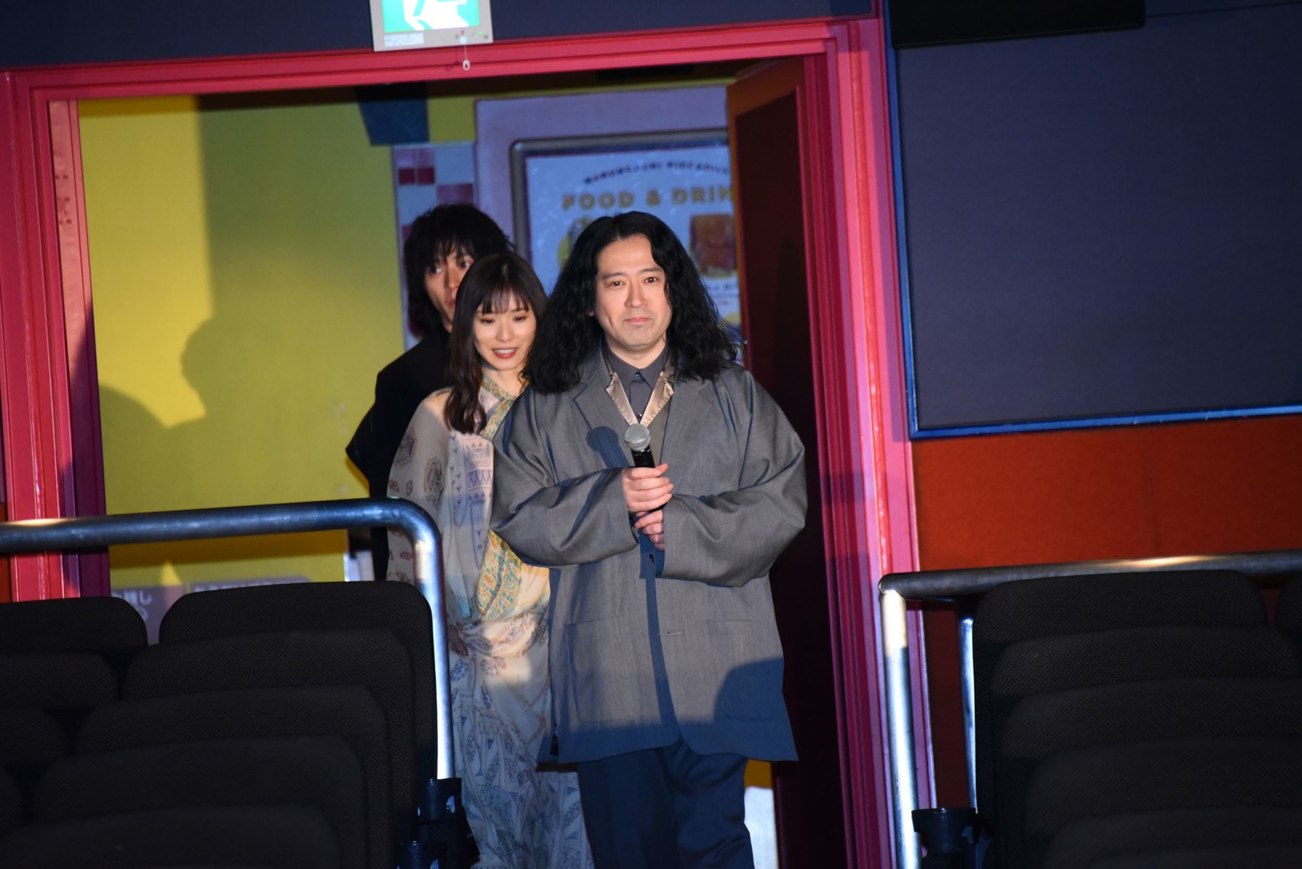 入場する又吉直樹。