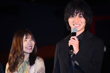 左から松岡茉優、山崎賢人。