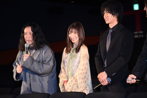 左から又吉直樹、松岡茉優、山崎賢人。