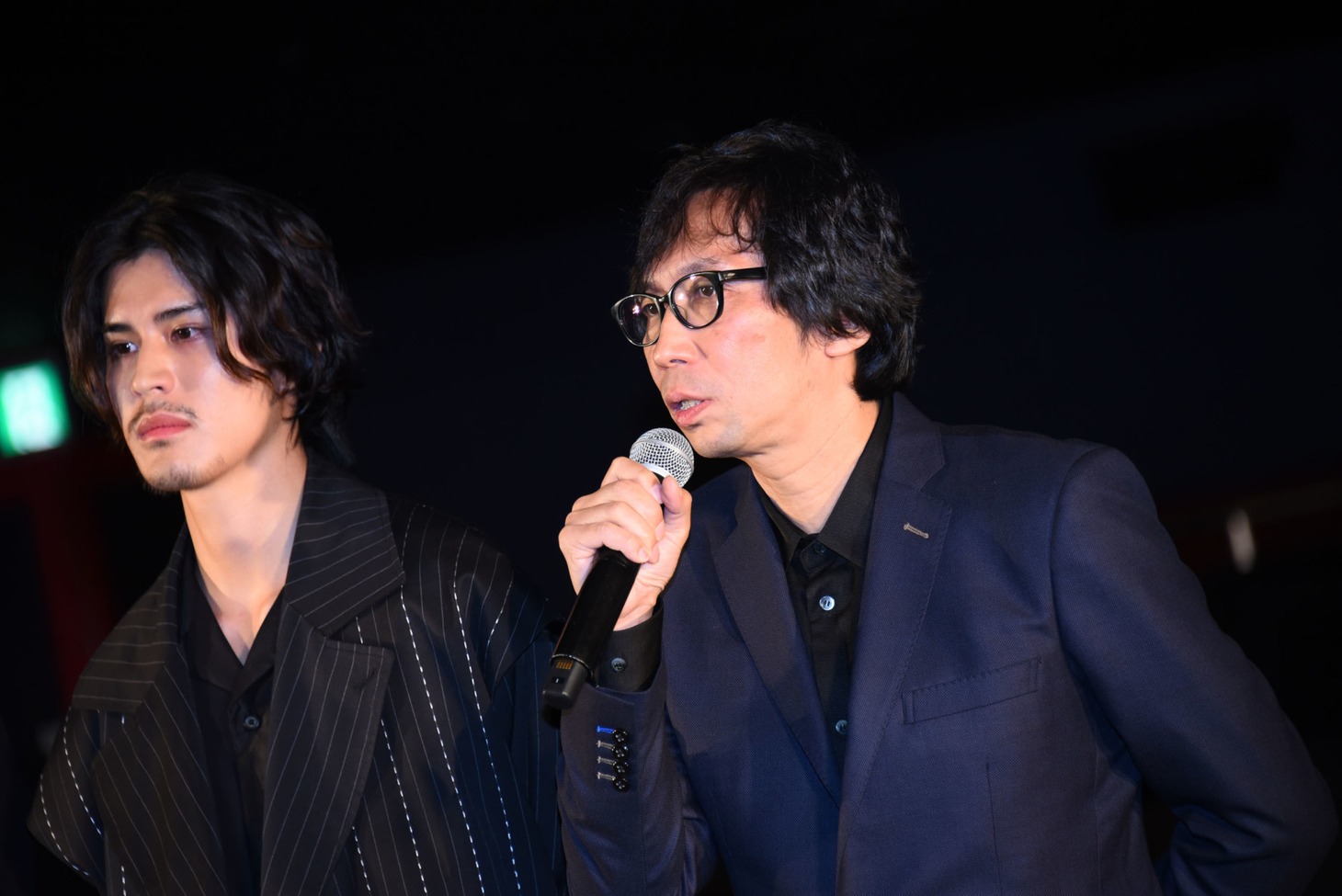 左から寛一郎、行定勲。