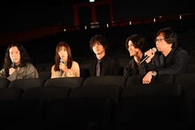 左からピース又吉、松岡茉優、山崎賢人、寛一郎、行定勲。