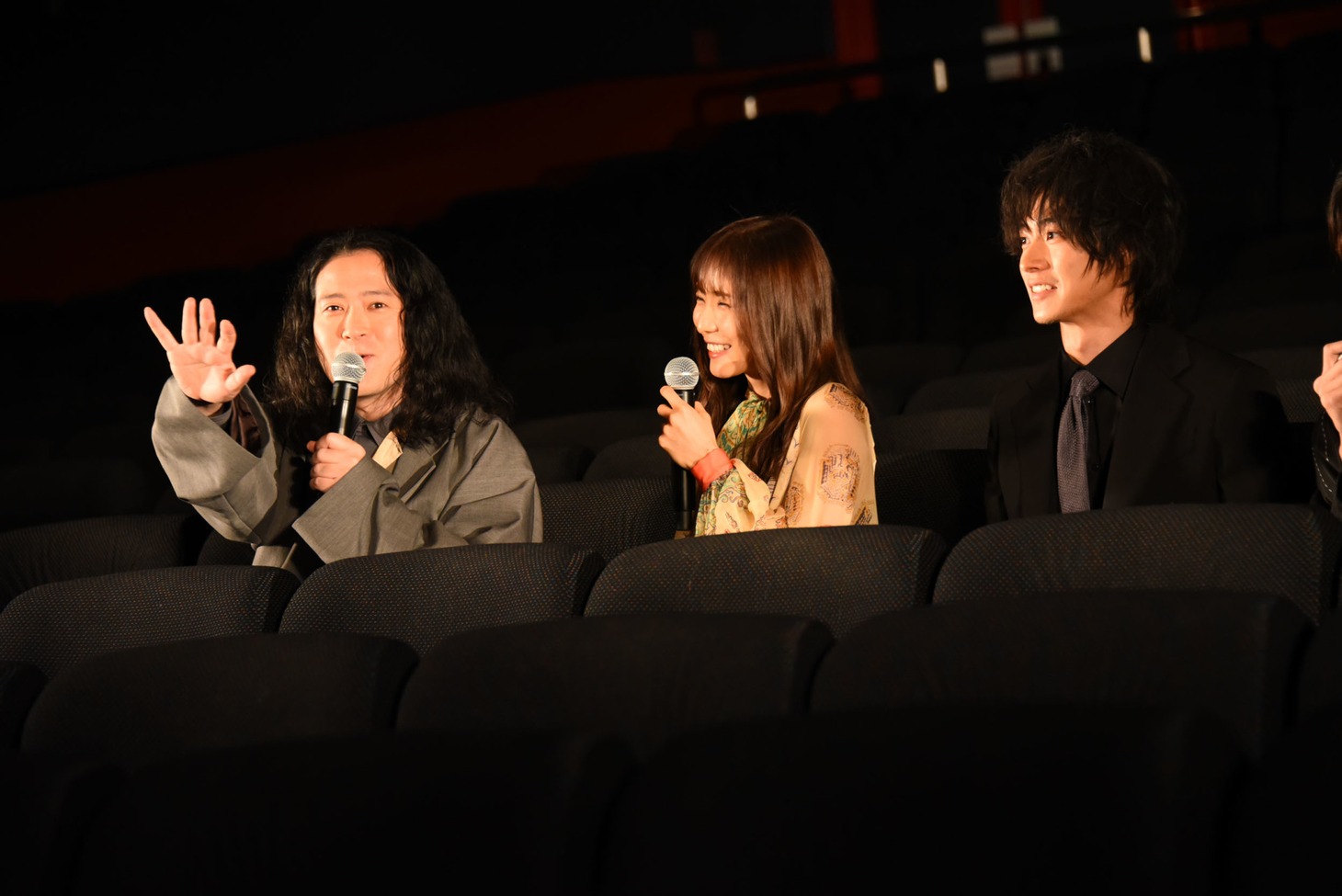 左から又吉直樹、松岡茉優、山崎賢人。