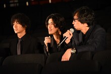 左から山崎賢人、寛一郎、行定勲。