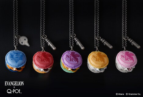 マカロン（ネックレス 各9900円 / バッグチャーム 各8800円）