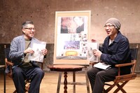 左から豊島圭介、MCの森直人。