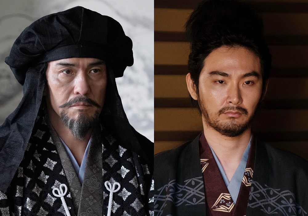 左から佐藤浩市演じる斎藤道三、松田龍平演じる柴田勝家。