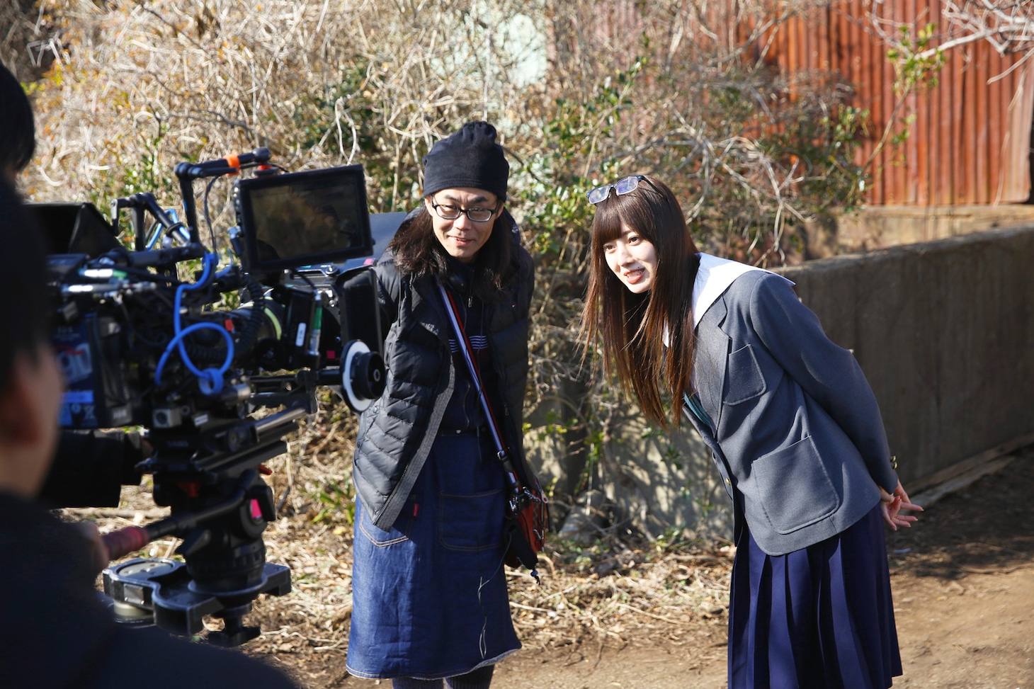 「映像研には手を出すな！」メイキング写真。左から英勉、梅澤美波。