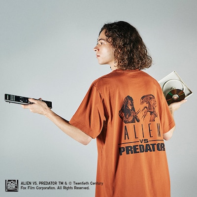 「エイリアンVS.プレデター」グラフィックTシャツの着用イメージ。