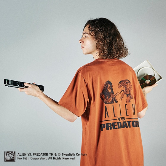 「エイリアンVS.プレデター」グラフィックTシャツの着用イメージ。