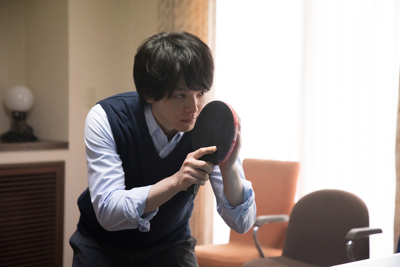 中村倫也が家で1人卓球、主演作「水曜日が消えた」の新場面写真が到着