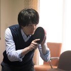 中村倫也が家で1人卓球、主演作「水曜日が消えた」の新場面写真が到着