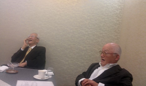 2015年1月に行われた「映画の荒野を走れ──プロデューサー始末半世紀」のための黒澤満（左）と伊地智啓（右）の対談の様子。（写真提供：editions azert）