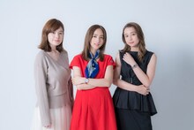 左から筧美和子、堀田茜、Niki。