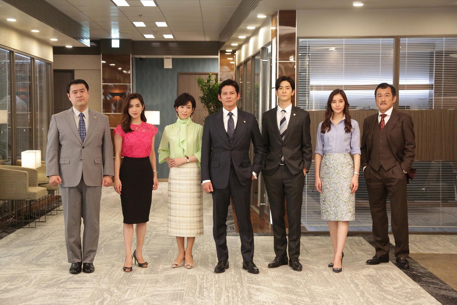 「SUITS／スーツ2」メインキャスト。左から小手伸也、中村アン、鈴木保奈美、織田裕二、中島裕翔、新木優子、吉田鋼太郎。