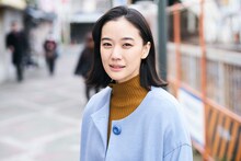 「ロマンスドール」より、蒼井優演じる園子。