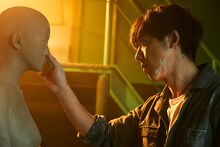 「ロマンスドール」より、高橋一生演じる哲雄。