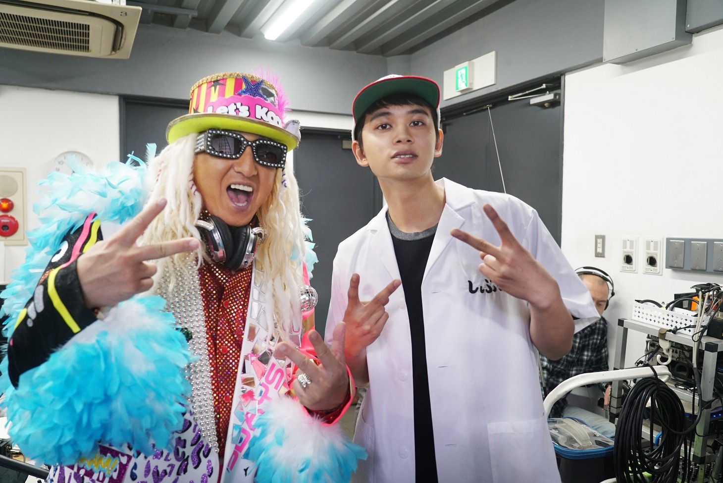左からDJ KOO、北村匠海演じるアゲ太郎。