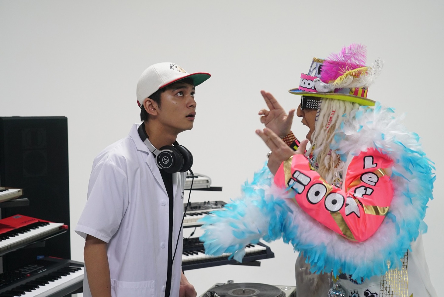 左から北村匠海演じるアゲ太郎、DJ KOO。