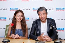 左から池田美優、舘ひろし。