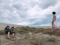 「板垣李光人1st写真集『Rihito 18』」メイキング写真より、市原隼人による撮影の様子。