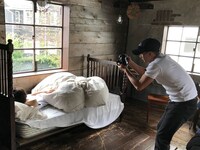 「板垣李光人1st写真集『Rihito 18』」メイキング写真より、市原隼人による撮影の様子。