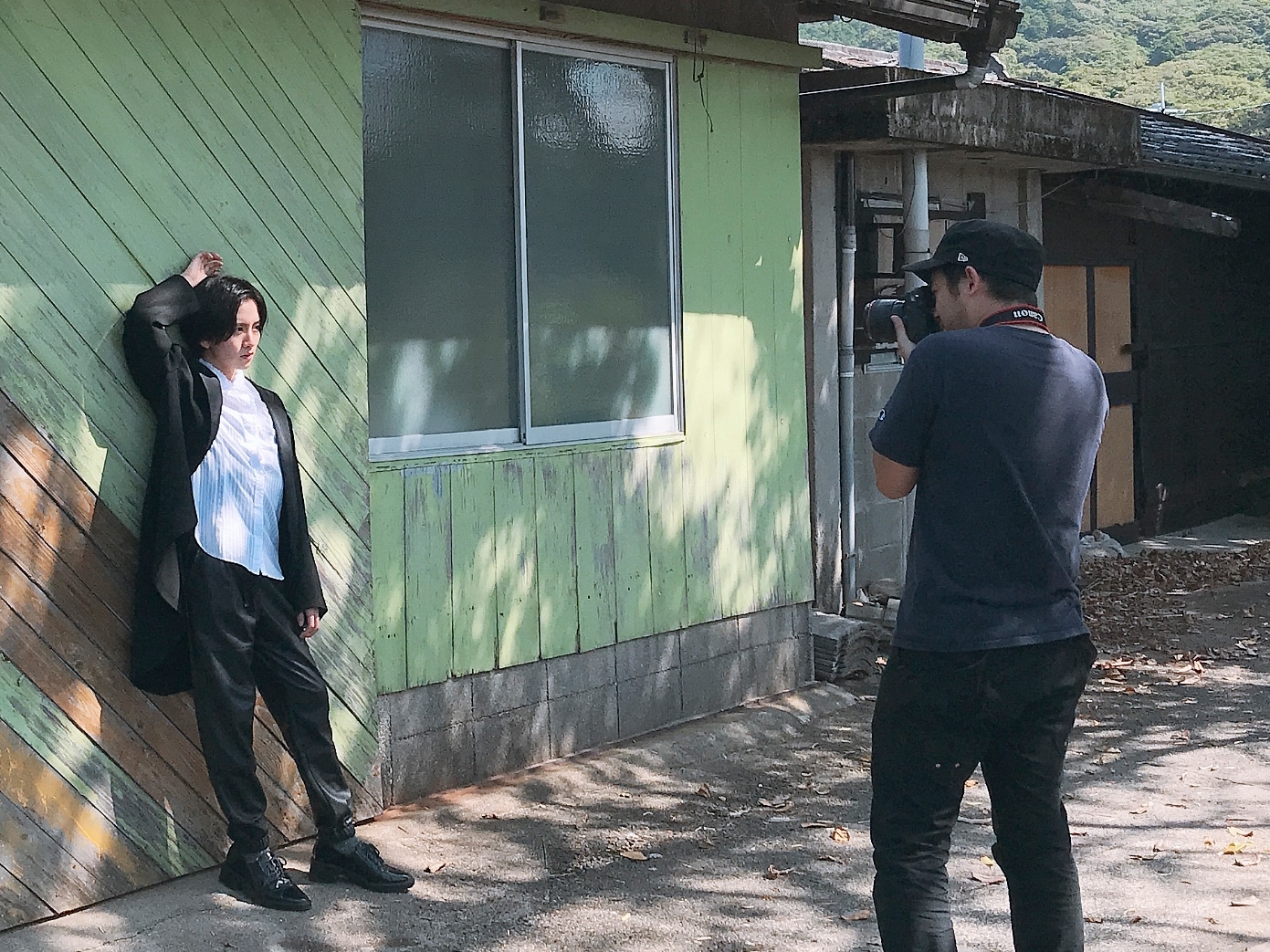 「板垣李光人1st写真集『Rihito 18』」メイキング写真より、三浦貴大による撮影の様子。