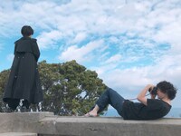「板垣李光人1st写真集『Rihito 18』」メイキング写真より、安藤政信による撮影の様子。
