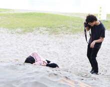 「板垣李光人1st写真集『Rihito 18』」メイキング写真より、安藤政信による撮影の様子。