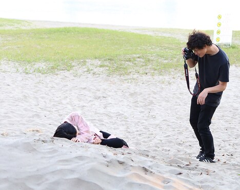 「板垣李光人1st写真集『Rihito 18』」メイキング写真より、安藤政信による撮影の様子。