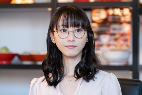 松井玲奈演じる難波倫子。