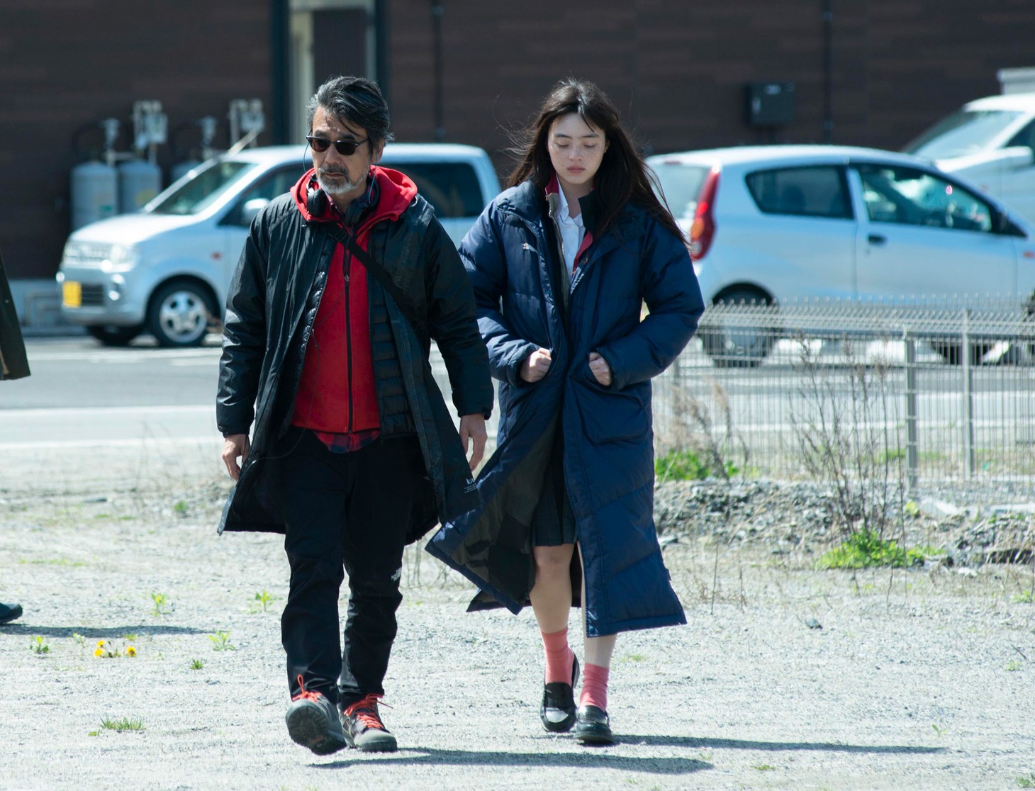 左から諏訪敦彦、モトーラ世理奈。