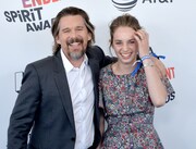 左からイーサン・ホーク、マヤ・ホーク。（写真提供：JIM RUYMEN / UPI / Newscom / ゼータ イメージ）