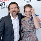 イーサン・ホーク、自宅隔離中に娘マヤ・ホークの新曲パフォーマンスを納屋で撮影