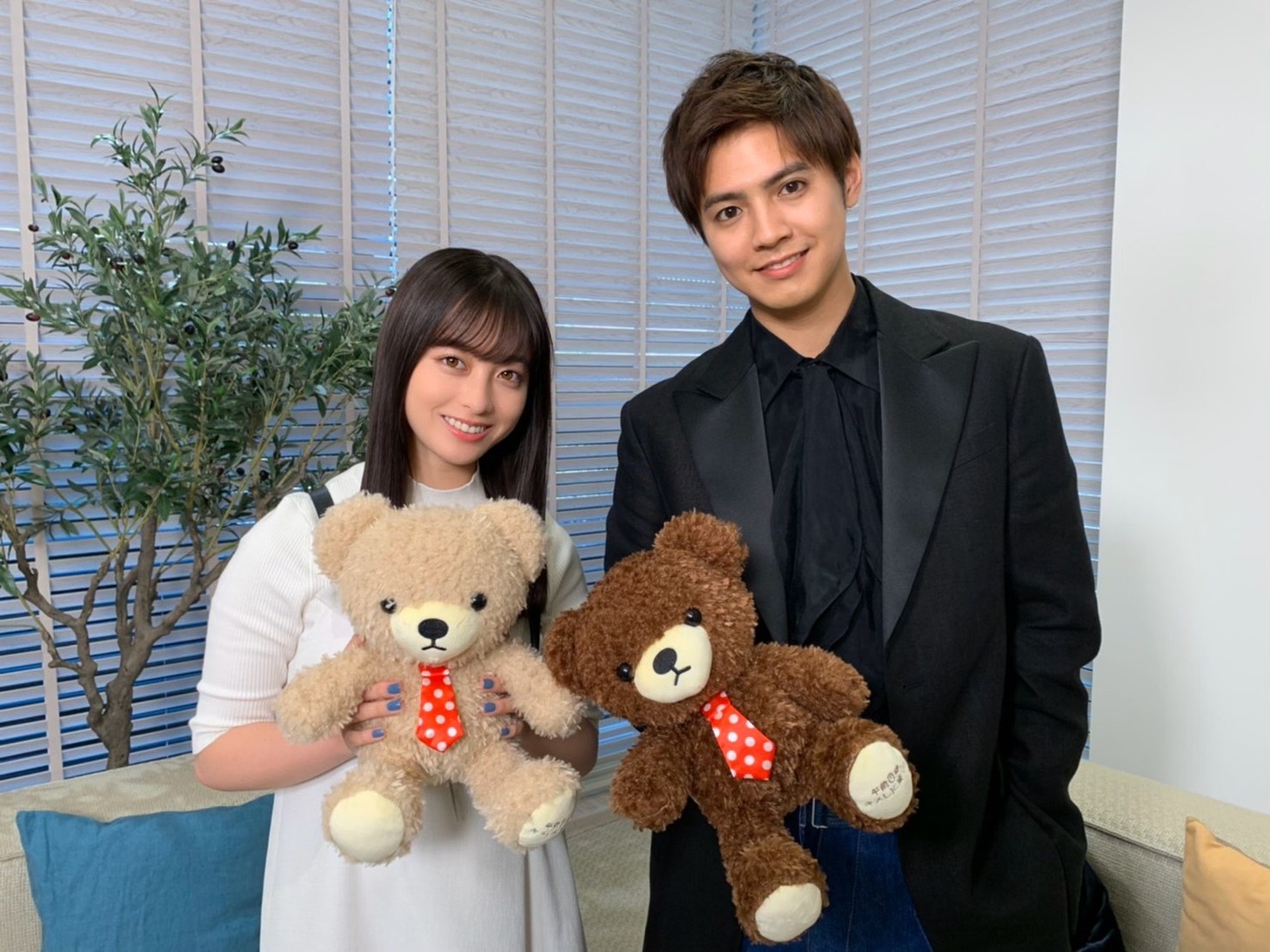左から橋本環奈、片寄涼太。