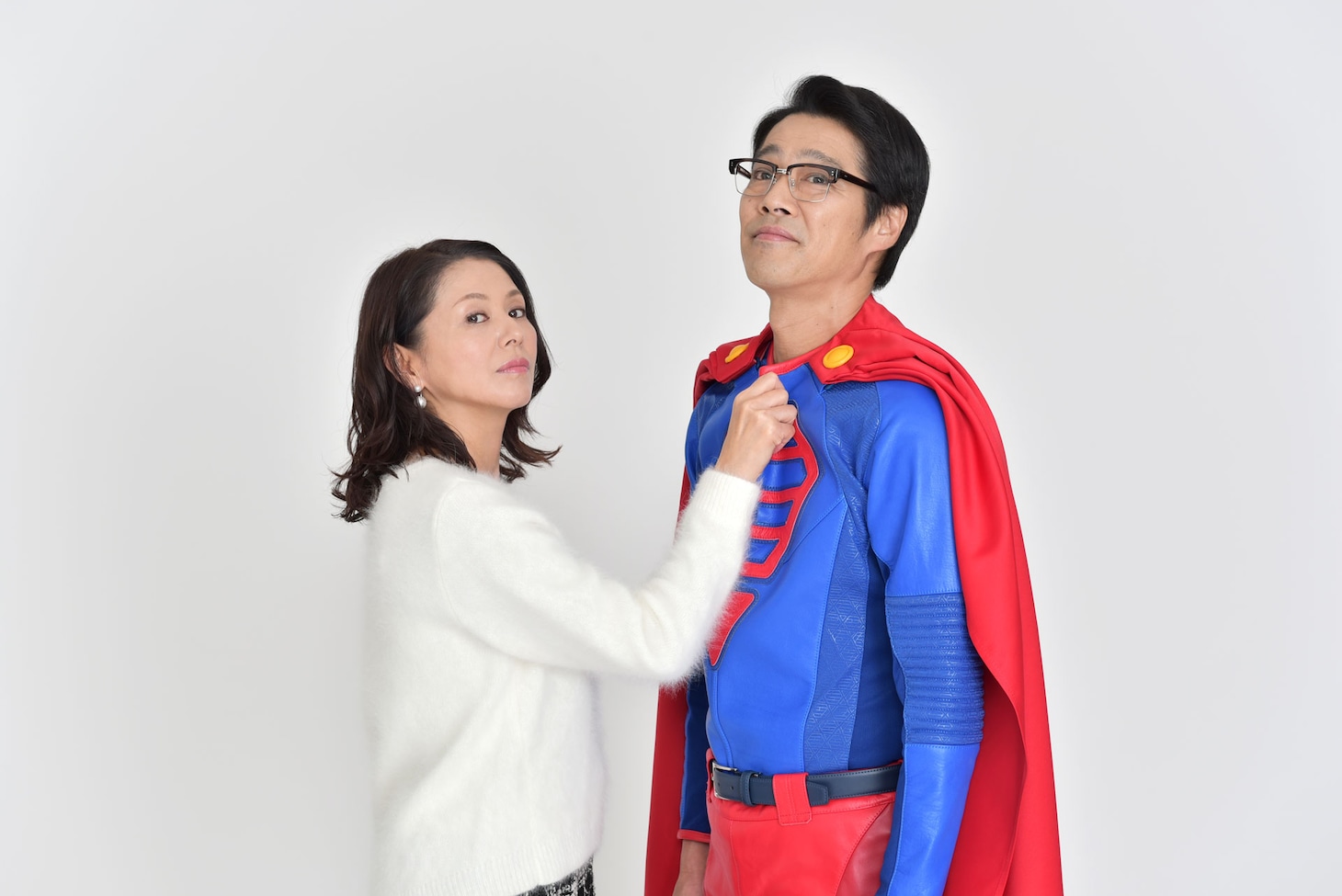 左江内円子役の小泉今日子（左）と、左江内役の堤真一（右）。