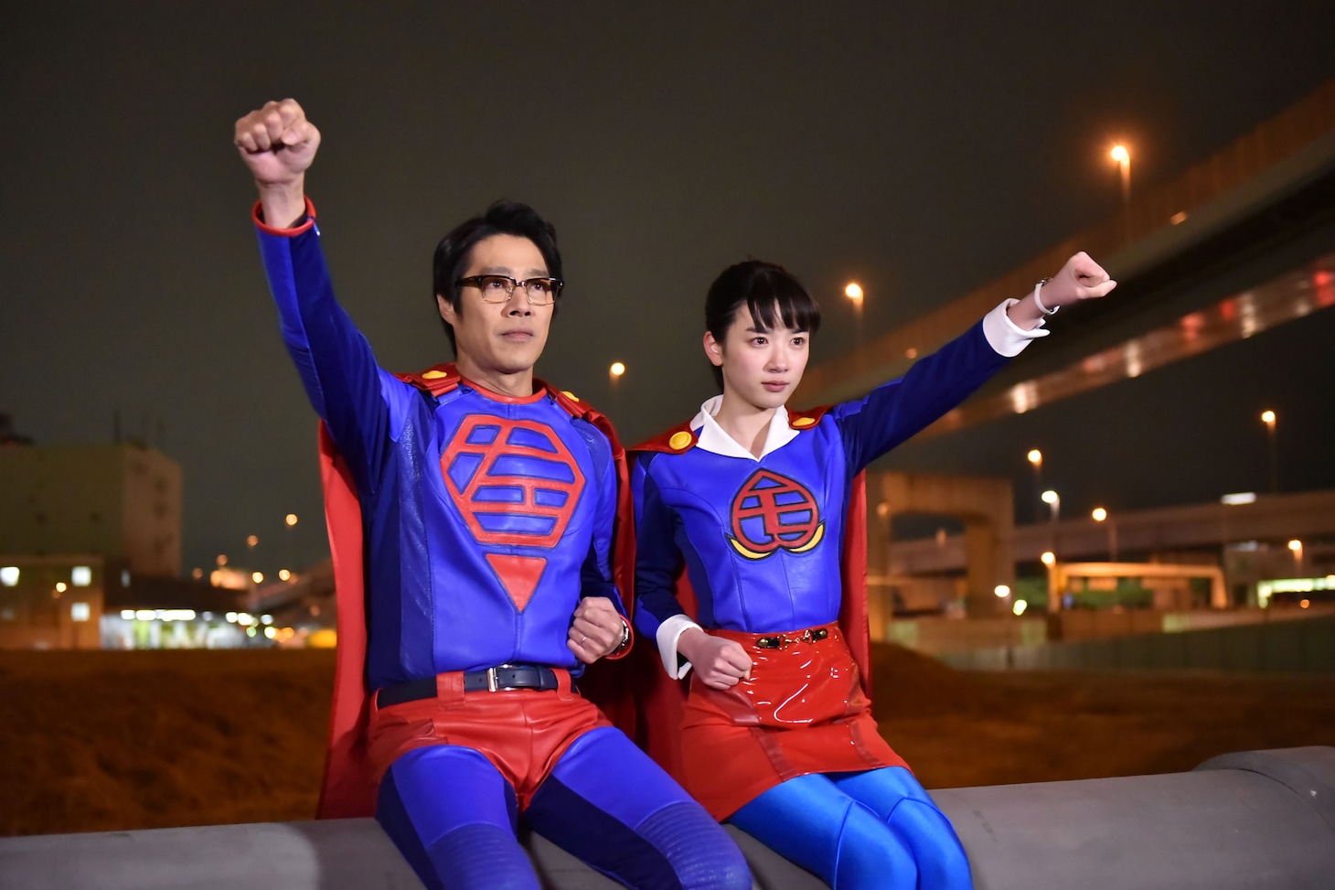 「スーパーサラリーマン左江内氏」より、左から堤真一、永野芽郁。