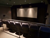 青森松竹アムゼの内観。