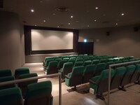 青森松竹アムゼの内観。