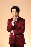 明智五郎役の中村倫也。