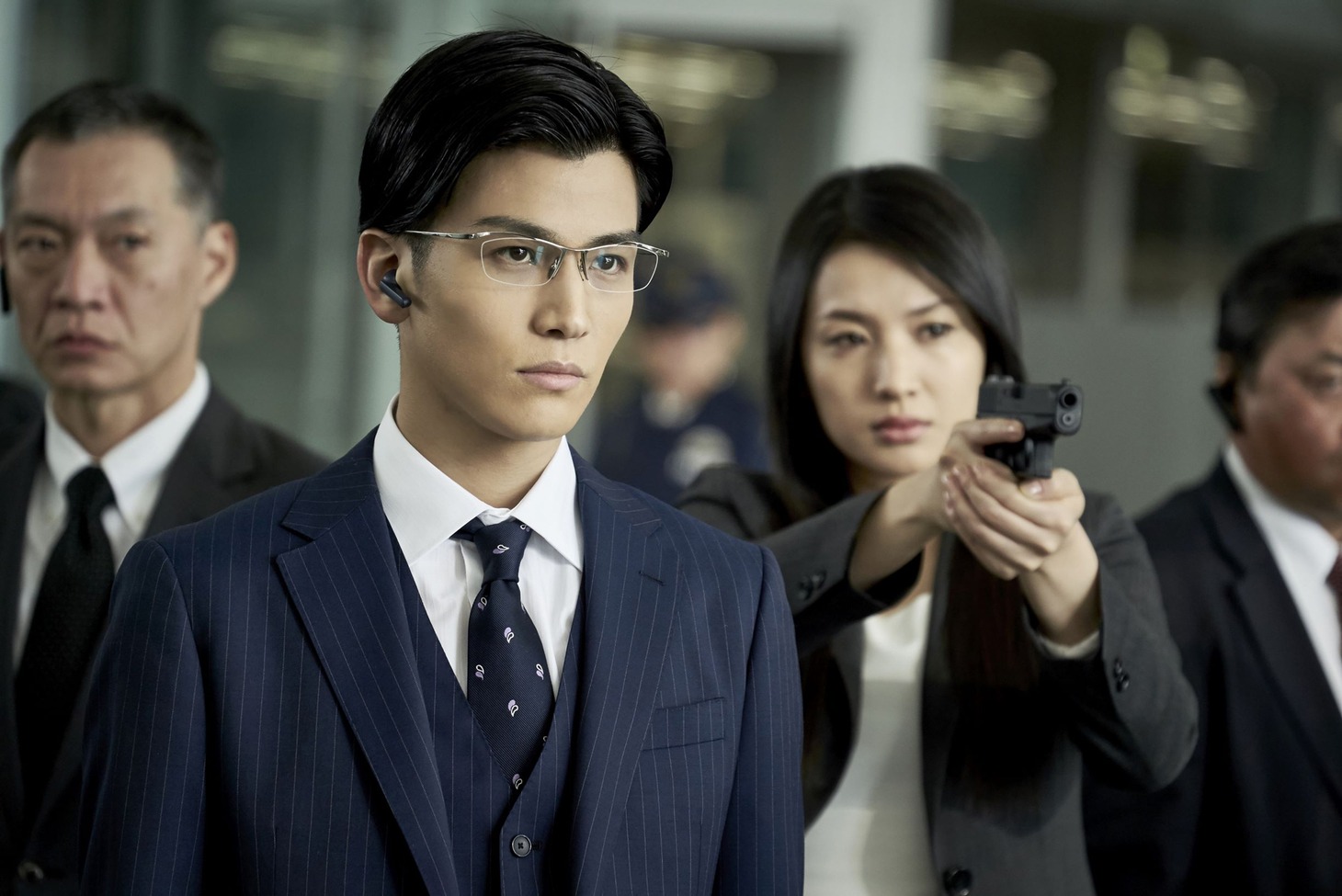 「AI崩壊」より、岩田剛典演じる桜庭誠（中央）。