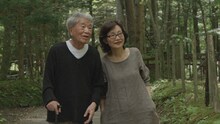 「映画監督 羽仁進の世界 ～すべては“教室の子供たち”からはじまった～」より、羽仁進（左）。