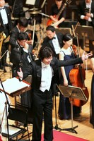 指揮者の松井慶太。