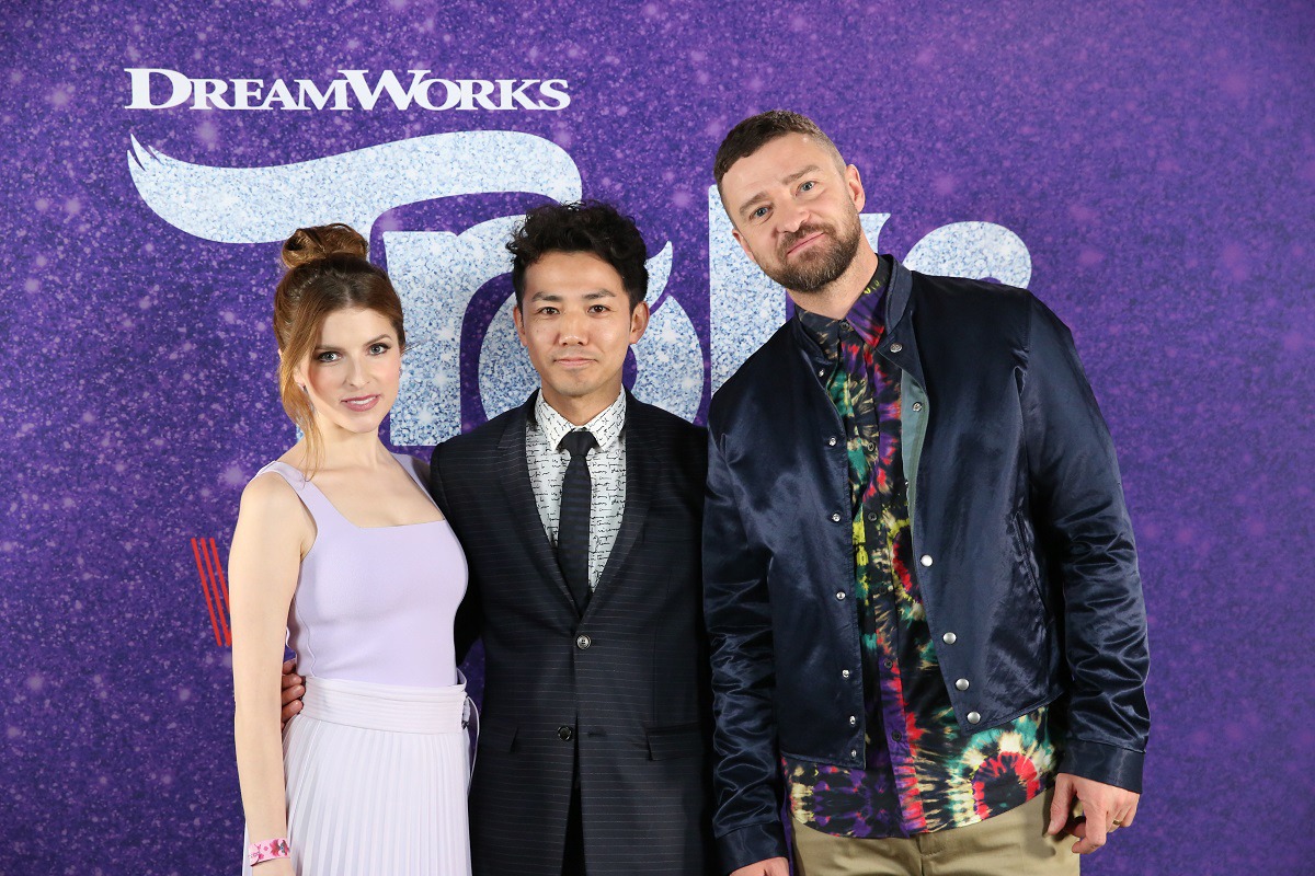 左からアナ・ケンドリック、綾部祐二、ジャスティン・ティンバーレイク。