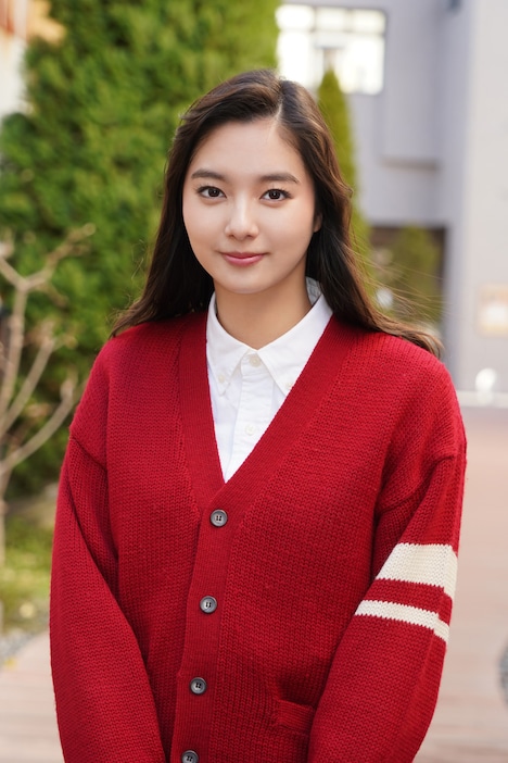 新川優愛演じる奈美。