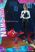 【ムービー・マスターピース】「スパイダーマン：スパイダーバース」1/6スケールフィギュア スパイダー・グウェン（右）と付属のスパイダー・ハムフィギュア（左）。