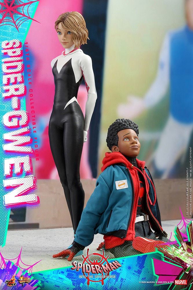 【ムービー・マスターピース】「スパイダーマン：スパイダーバース」1/6スケールフィギュア スパイダー・グウェン（左）と【ムービー・マスターピース】「スパイダーマン：スパイダーバース」1/6スケールフィギュア マイルス・モラレス / スパイダーマン（右）。