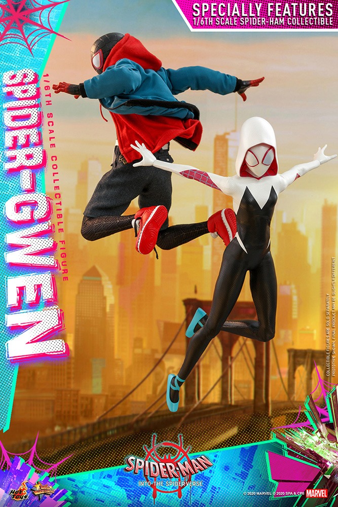 【ムービー・マスターピース】「スパイダーマン：スパイダーバース」1/6スケールフィギュア マイルス・モラレス / スパイダーマン（左）と【ムービー・マスターピース】「スパイダーマン：スパイダーバース」1/6スケールフィギュア スパイダー・グウェン（右）。