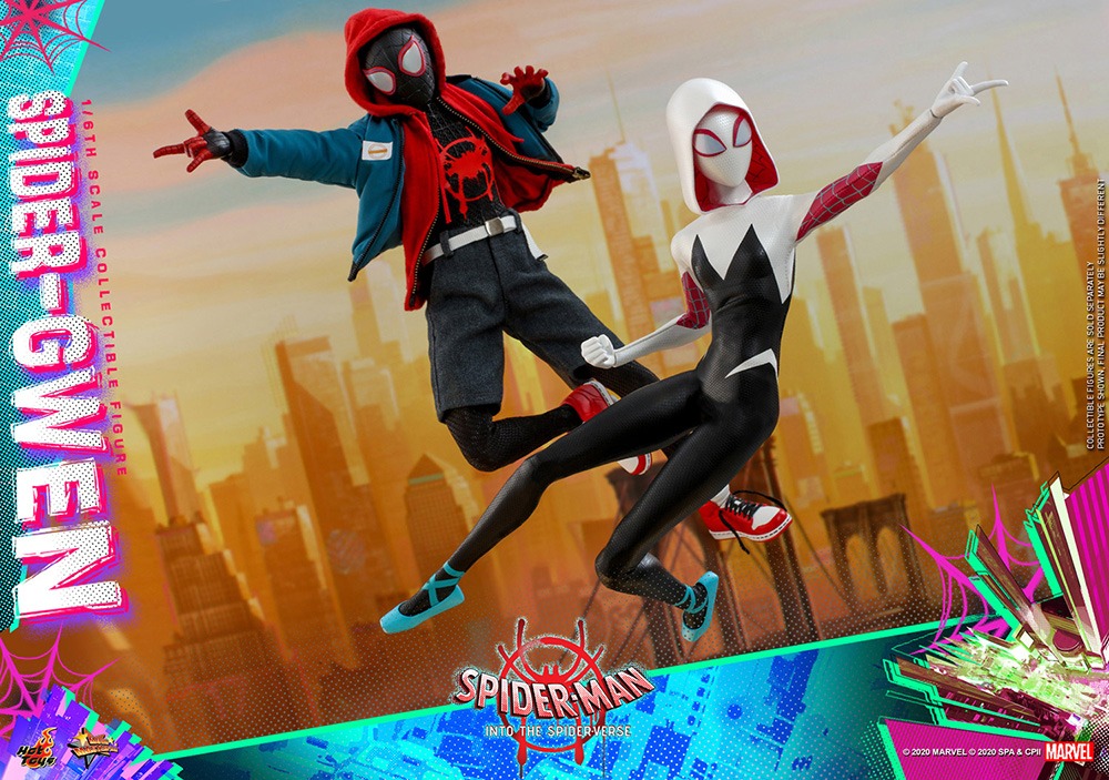 【ムービー・マスターピース】「スパイダーマン：スパイダーバース」1/6スケールフィギュア マイルス・モラレス / スパイダーマン（左）と【ムービー・マスターピース】「スパイダーマン：スパイダーバース」1/6スケールフィギュア スパイダー・グウェン（右）。