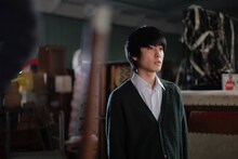 小室ぺい扮するナリヒラ。